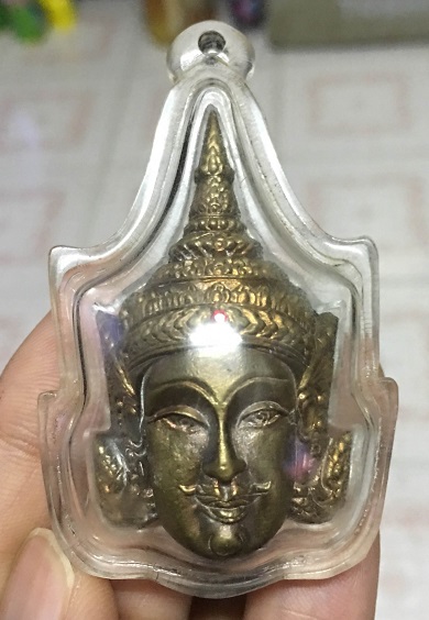 หลวงปู่กาหลงเขี้ยวแก้ว วัดเขาแหลม จ.สระแก้ว เศียรพระลักษณ์หน้าทองเนื้อสัมฤทธิ์ขอมโบราณแก่ทองคำรุ่นแร