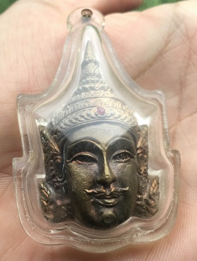 หลวงปู่กาหลงเขี้ยวแก้ว วัดเขาแหลม จ.สระแก้ว เศียรพระลักษณ์หน้าทองเนื้อสัมฤทธิ์ขอมโบราณแก่ทองคำรุ่นแร