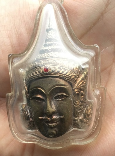 หลวงปู่กาหลงเขี้ยวแก้ว วัดเขาแหลม จ.สระแก้ว เศียรพระลักษณ์หน้าทองเนื้อสัมฤทธิ์ขอมโบราณแก่ทองคำรุ่นแร