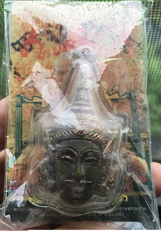 หลวงปู่กาหลงเขี้ยวแก้ว วัดเขาแหลม จ.สระแก้ว เศียรพระลักษณ์หน้าทองเนื้อสัมฤทธิ์ขอมโบราณแก่ทองคำรุ่นแร