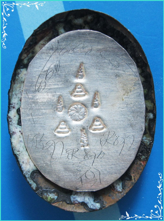 ...ลป.ชื้น วัดญาณเสน อยุธยา ล็อคเก็ตฉากเขียว รุ่นอายุ 8 รอบ ปี 46 (หลังแผ่นยันต์ รอยจาร) หายากๆ ...