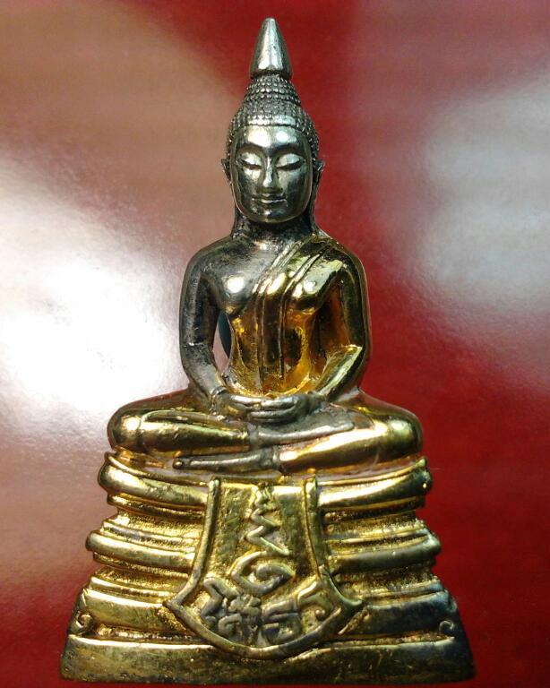 หลวงพ่อโสธร 80ปีกรมตำรวจเนื้อเงินชุบสามกษัตริย์หมายเลข 14017 เส้นคอพอมี 