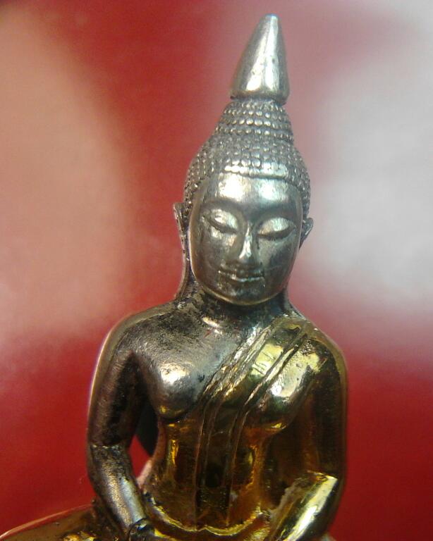 หลวงพ่อโสธร 80ปีกรมตำรวจเนื้อเงินชุบสามกษัตริย์หมายเลข 14017 เส้นคอพอมี 