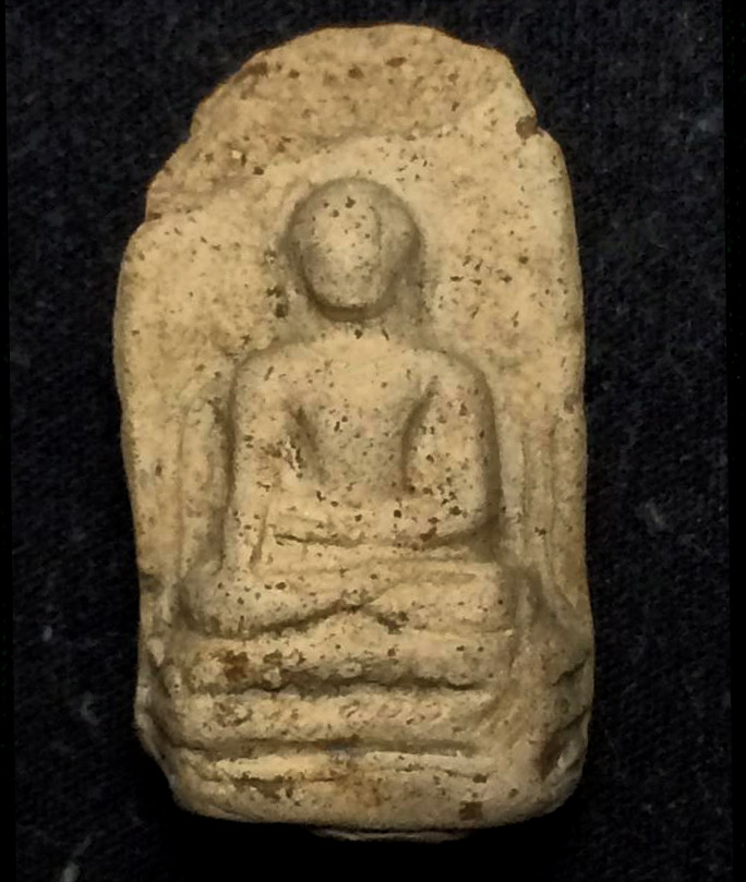 พระคงลำพูน เนื้อสีขาว มีบิ่นด้านบนแต่ฟอร์มองค์พระยังเต็ม ครับ