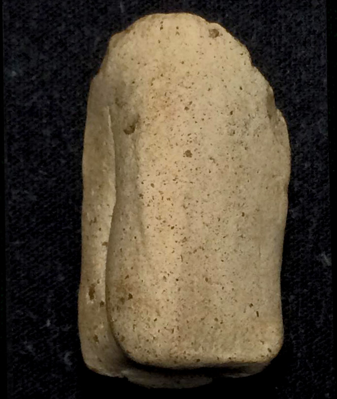 พระคงลำพูน เนื้อสีขาว มีบิ่นด้านบนแต่ฟอร์มองค์พระยังเต็ม ครับ