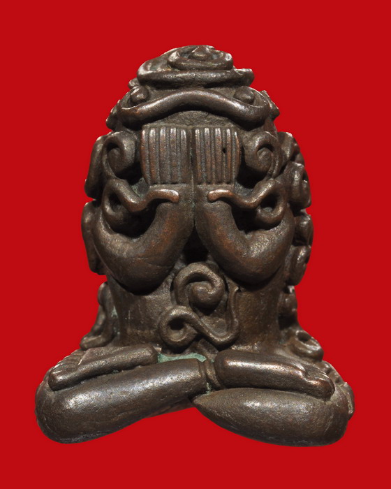 พระปิดตามหาโชค หลวงพ่อเกษม เขมโก ปี ๒๕๑๘ เนื้อนวะ ตอกสองโค๊ด โค๊ดและพิธีเดียวกันกับรูปหล่อก้นหนูครับ