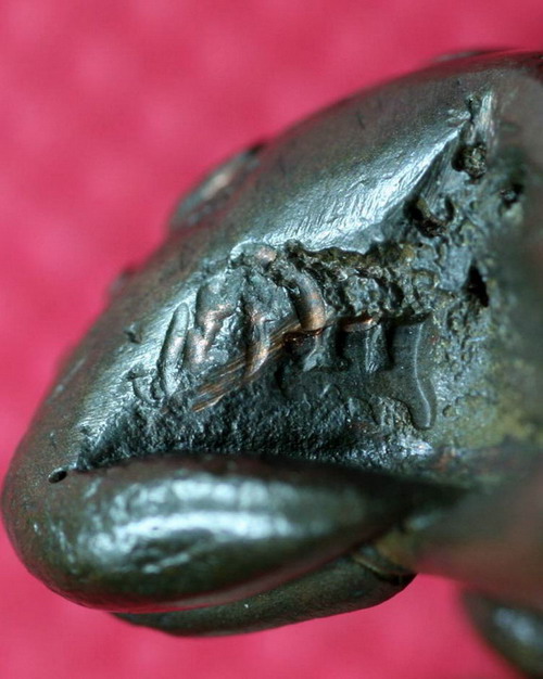 พระปิดตามหาโชค หลวงพ่อเกษม เขมโก ปี ๒๕๑๘ เนื้อนวะ ตอกสองโค๊ด โค๊ดและพิธีเดียวกันกับรูปหล่อก้นหนูฮ๊ะ 