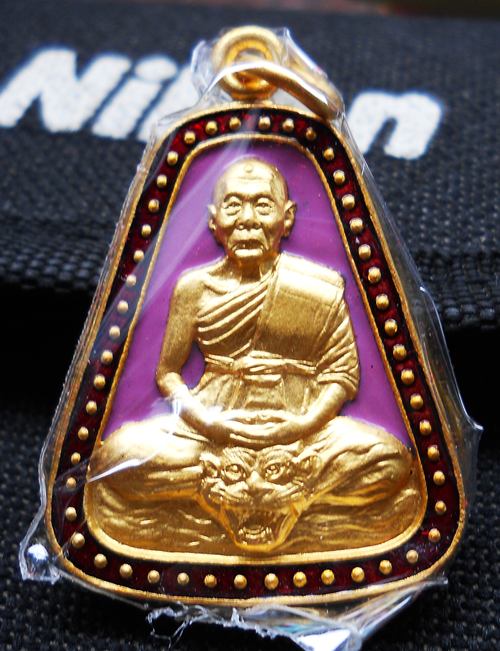 เหรียญจอบกะหลั่ยทองลงยา หลวงพ่อเพี้ยน รุ่นเป็น๑ ตอกโค๊ด+หมายเลขกำกับ สวยมั๊กๆๆครับ 