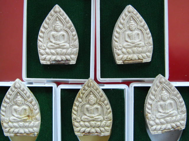 หลวงพ่อเกษม 5 องค์ พระผงเจ้าสัว รุ่นบารมี 81  ฝังตะกรุดเงิน ปี35...