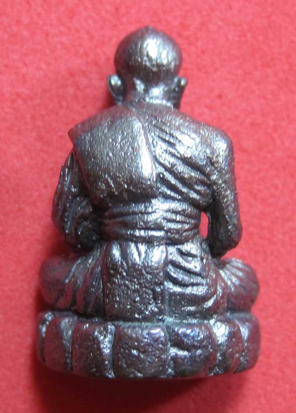 (พิมพ์เล็ก)ทองแดงหล่อโบราณฐานภูเขา รูปหล่อหลวงปู่คำบุ คุตฺตจิตฺโต วัดกุดชมภู จ.อุบลราชธานี สายอิสาน