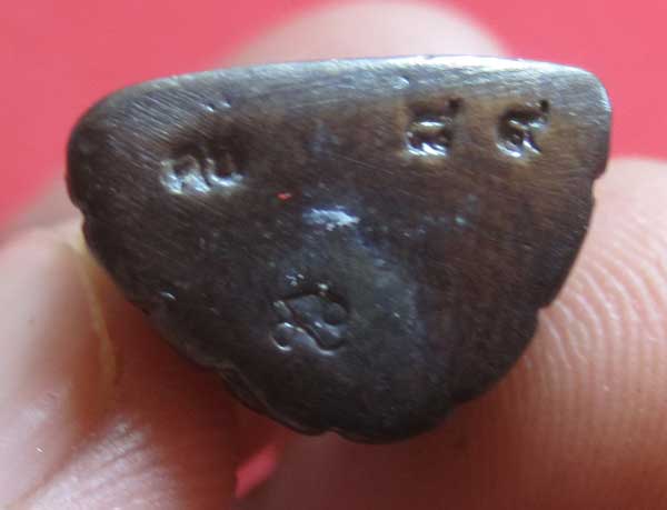 (พิมพ์เล็ก)ทองแดงหล่อโบราณฐานภูเขา รูปหล่อหลวงปู่คำบุ คุตฺตจิตฺโต วัดกุดชมภู จ.อุบลราชธานี สายอิสาน