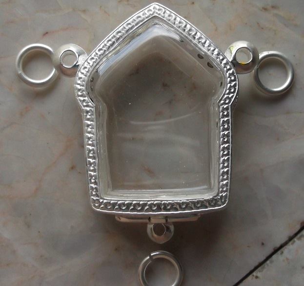 ตลับเงินลงยา ฝั่งเพชร  3 ห่วง  ใส่พระขุนแ ผนพรายกุมารพิมพ์ใหญ่  เคาะเดียว 