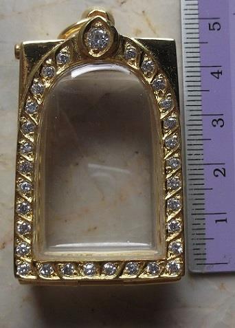 ตลับเงินขัดเงา ล้อมเพชร  เปิดหลัง  ชุบทองแท้ ใส่พระสมเด็จ  เคาะเดียว