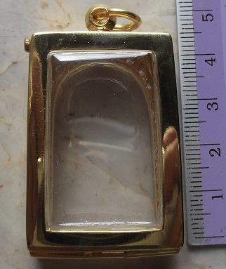 ตลับเงินขัดเงา ล้อมเพชร  เปิดหลัง  ชุบทองแท้ ใส่พระสมเด็จ  เคาะเดียว