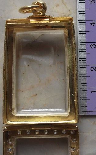 ตลับเงินขัดเงา ล้อมเพชร  เปิดหลัง  ชุบทองแท้ ใส่พระสมเด็จ  เคาะเดียว