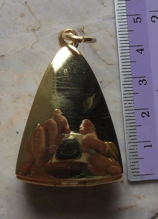 ตลับเงินขัดเงา  ชุบทองแท้ ปิดหลัง  ใส่พระนางพญาเนื้อดิน  เคาะเดียว 