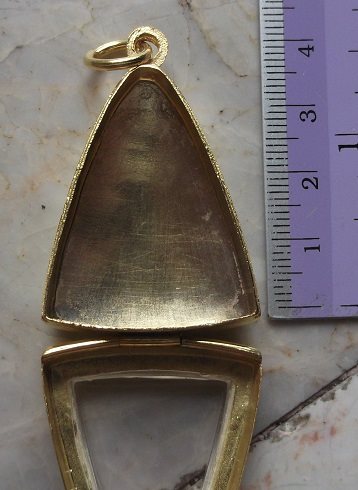 ตลับเงินขัดเงา  ชุบทองแท้ ปิดหลัง  ใส่พระนางพญาเนื้อดิน  เคาะเดียว 