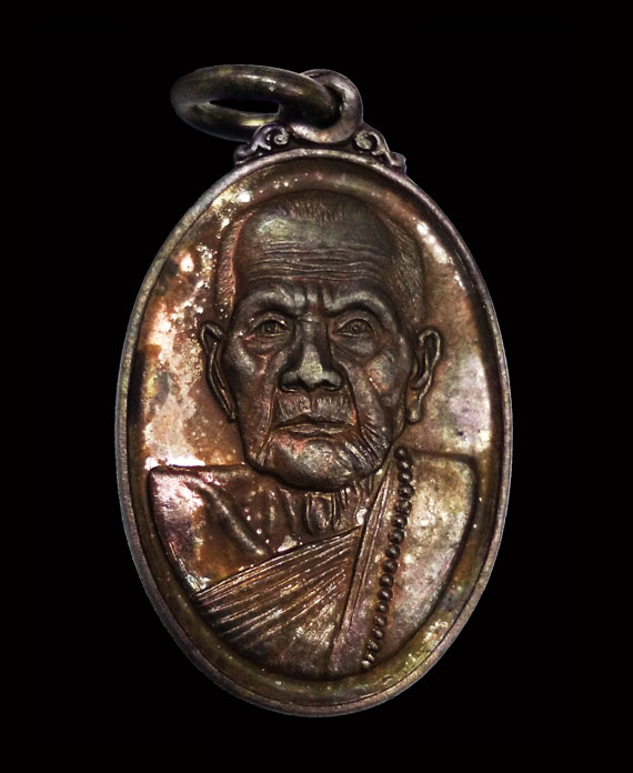 	เหรียญเล็กหน้าใหญ่ หลวงปู่หมุน ปี42เนื้อทองแดง ผิวรุ้งๆ สวยมาก เดิมๆ ไม่ผ่านการใช้ กล่องเดิมๆจากวัด