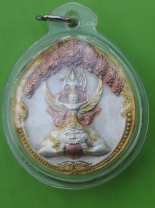 ((เคาะเดียวแดง))เหรียญพพระนารายณ์ทรงครุฑประทับพระราหู สามกษัติย์  วัดไตรมิตรฯ ปี ๔๘ (เลี่ยมพร้อมใช้)