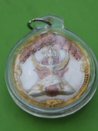 ((เคาะเดียวแดง))เหรียญพพระนารายณ์ทรงครุฑประทับพระราหู สามกษัติย์  วัดไตรมิตรฯ ปี ๔๘ (เลี่ยมพร้อมใช้)