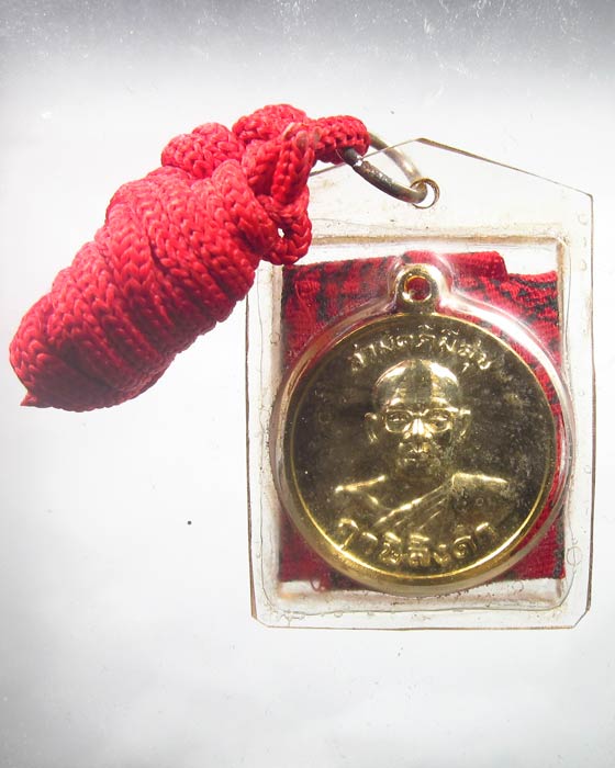 เหรียญสามัคคีมีสุข + ผ้ายันต์พิชัยสงคราม + เชื่อกเดิม หลวงพ่อฤาษีลิงดำ วัดท่าซุง เลี่ยมเดิมวัด