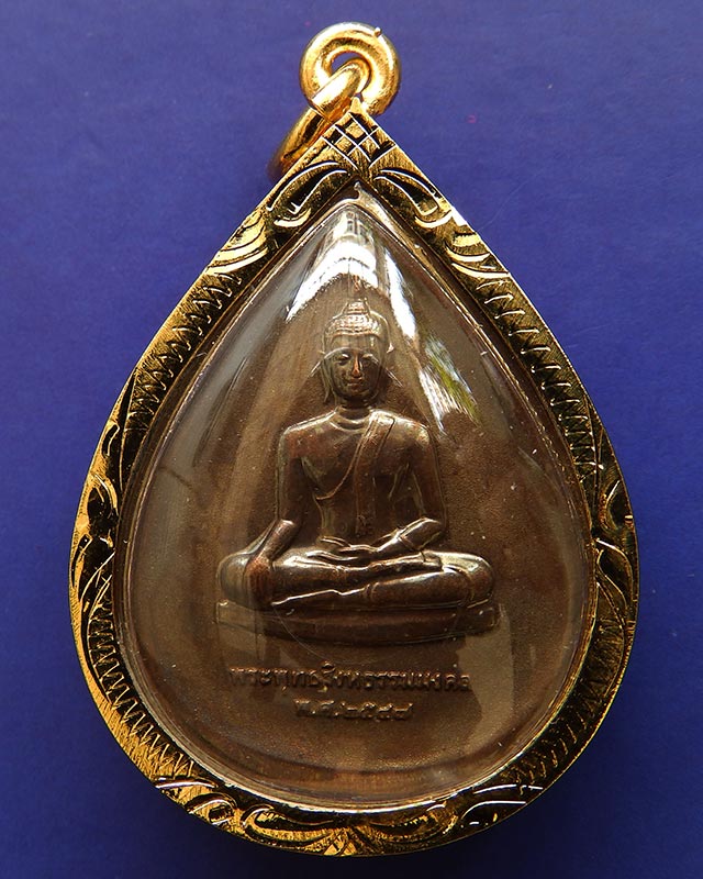 3.พระพุทธสิงหธรรมมงคล หลังภปร. เนื้อนวโลหะ เลี่ยมกรอบทองนพเก้า พิธีใหญ่ วัดบวรฯ-วัดพระแก้ว พ.ศ. 2547