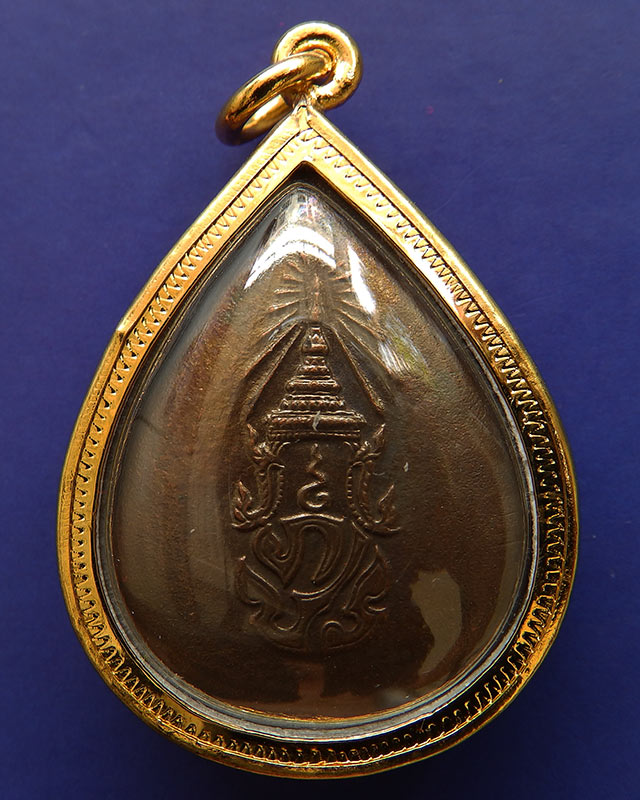 3.พระพุทธสิงหธรรมมงคล หลังภปร. เนื้อนวโลหะ เลี่ยมกรอบทองนพเก้า พิธีใหญ่ วัดบวรฯ-วัดพระแก้ว พ.ศ. 2547