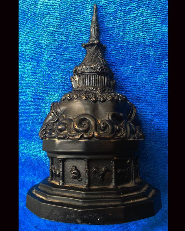 พระบูชาราหูอมจันทร์ วัดศีรษะทอง ตำรับหลวงปู่น้อย นาวารัตน์ พ.ศ. 2550 หน้าตัก 5 นิ้ว สูงประมาณ 8 นิ้ว