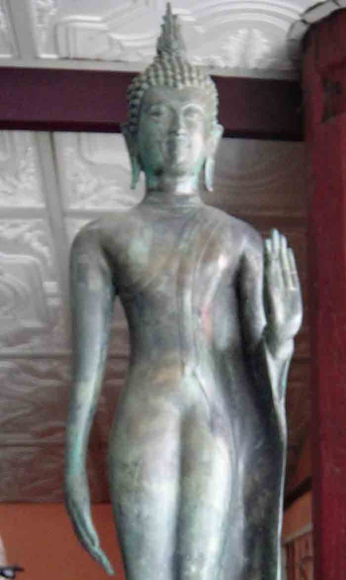 พระพุทธรูปปางลีลา 9 นิ้ว เนื้อโลหะผิวสนิมเขียว ความสูง 25 นิ้ว ฐาน 5 x 5 นิ้ว ฐานดินไทย