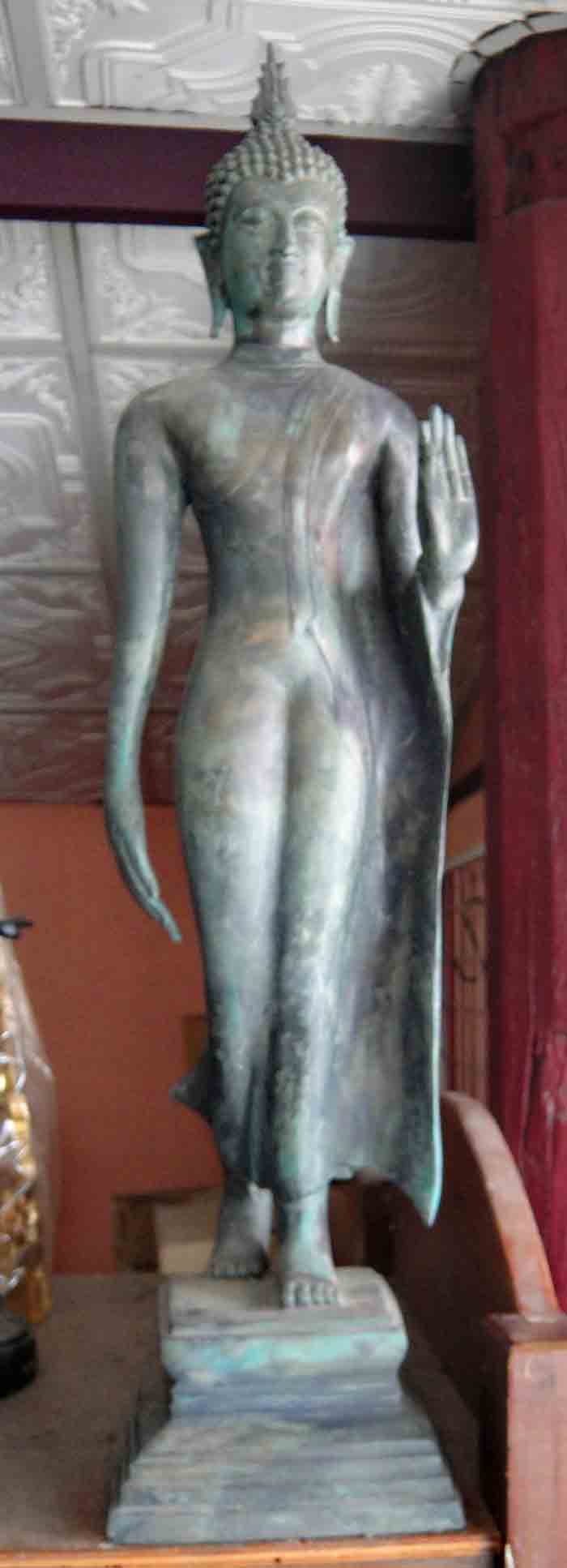 พระพุทธรูปปางลีลา 9 นิ้ว เนื้อโลหะผิวสนิมเขียว ความสูง 25 นิ้ว ฐาน 5 x 5 นิ้ว ฐานดินไทย