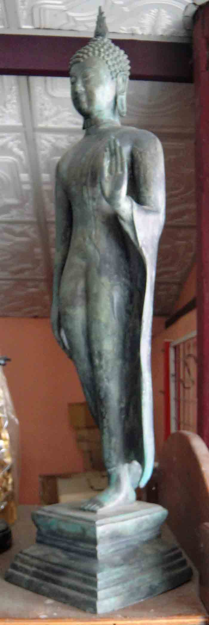 พระพุทธรูปปางลีลา 9 นิ้ว เนื้อโลหะผิวสนิมเขียว ความสูง 25 นิ้ว ฐาน 5 x 5 นิ้ว ฐานดินไทย