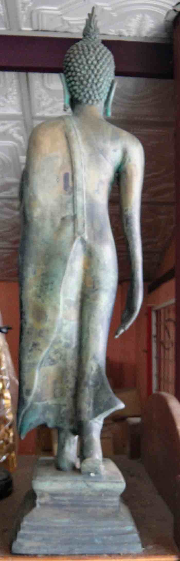 พระพุทธรูปปางลีลา 9 นิ้ว เนื้อโลหะผิวสนิมเขียว ความสูง 25 นิ้ว ฐาน 5 x 5 นิ้ว ฐานดินไทย