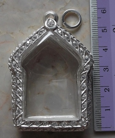 ตลับเงินล้อมเพชร  ลงยาหลัง  ใส่ขุนแผนพรายกุมารพิมพ์ใหญ่ เคาะเดียว 