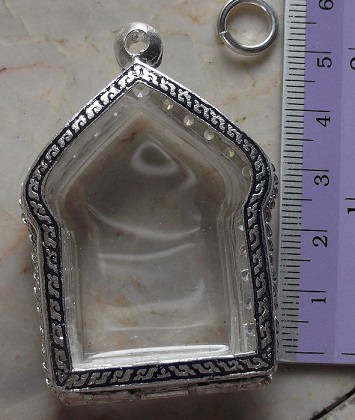 ตลับเงินล้อมเพชร  ลงยาหลัง  ใส่ขุนแผนพรายกุมารพิมพ์ใหญ่ เคาะเดียว 