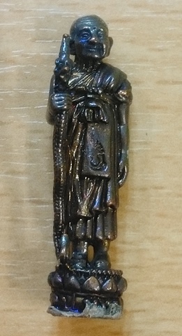 รูปเหมือนยืน หลวงปู่หงษ์ วัดเพชรบุรี เนื้อทองแดงรมดำ กล่องเดิม