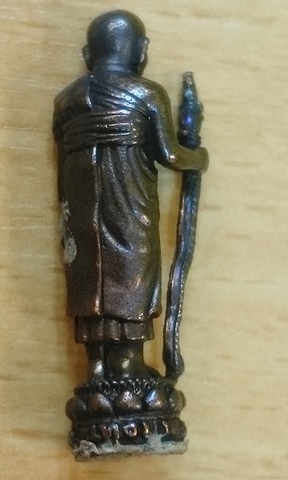 รูปเหมือนยืน หลวงปู่หงษ์ วัดเพชรบุรี เนื้อทองแดงรมดำ กล่องเดิม