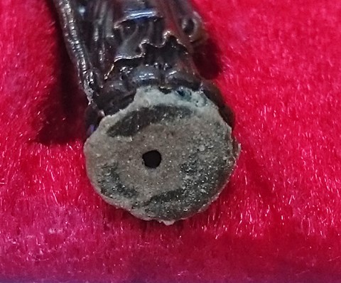 รูปเหมือนยืน หลวงปู่หงษ์ วัดเพชรบุรี เนื้อทองแดงรมดำ กล่องเดิม