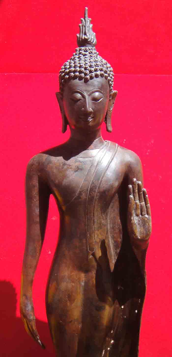 พระพุทธรูปปางลีลา เนื้อโลหะ ผิวสนิมแดงความสูง 26 นิ้ว ฐาน 6 x 6 นิ้ว น้ำหนักองค์พระ 6.8 ก.ก.