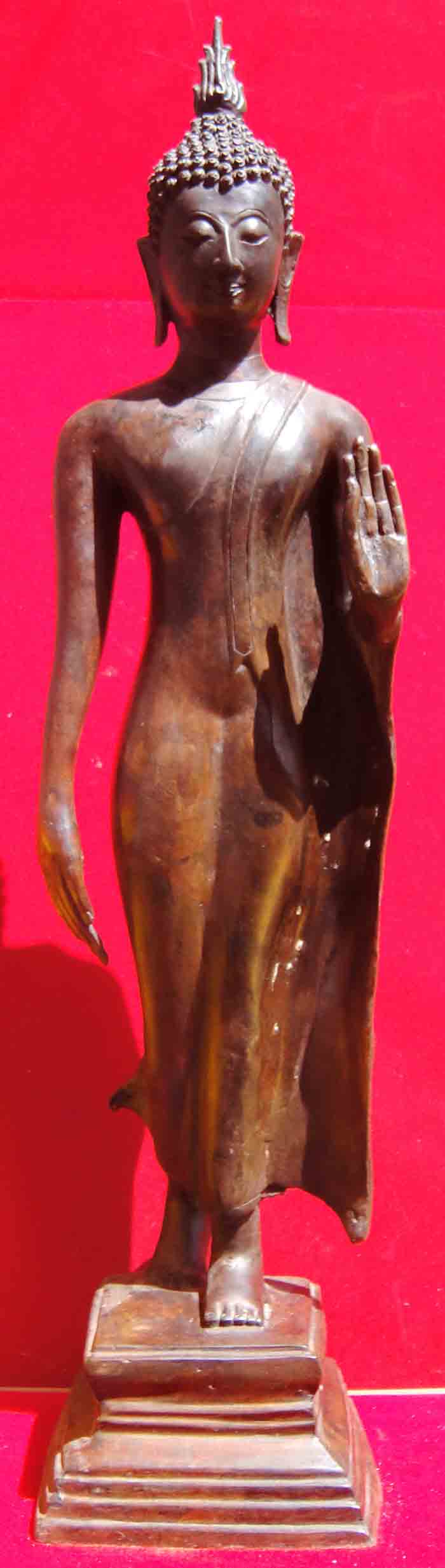 พระพุทธรูปปางลีลา เนื้อโลหะ ผิวสนิมแดงความสูง 26 นิ้ว ฐาน 6 x 6 นิ้ว น้ำหนักองค์พระ 6.8 ก.ก.