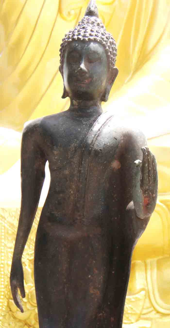 พระพุทธรูปปางลีลา เนื้อโลหะ ผิวสนิมแดงความสูง 16.5 นิ้ว ฐาน 4 x 4.5 นิ้ว น้ำหนักองค์พระ 2.8 ก.ก.