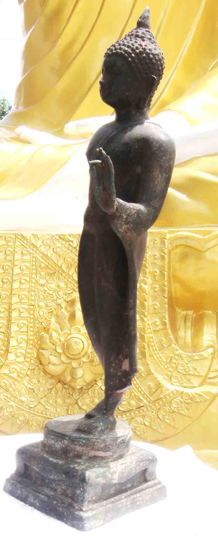 พระพุทธรูปปางลีลา เนื้อโลหะ ผิวสนิมแดงความสูง 16.5 นิ้ว ฐาน 4 x 4.5 นิ้ว น้ำหนักองค์พระ 2.8 ก.ก.