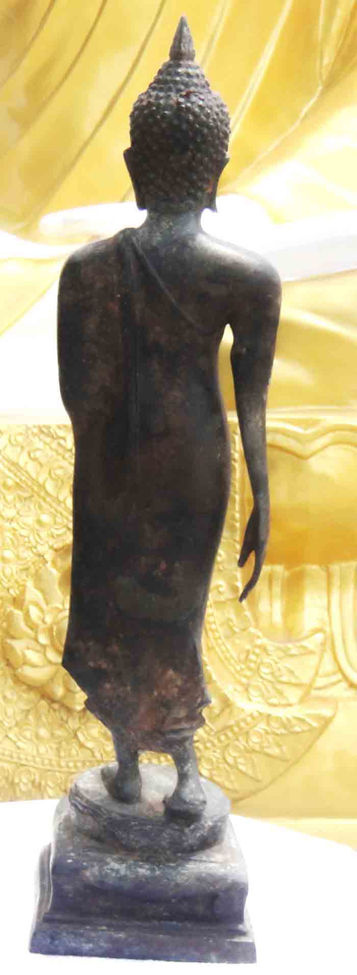 พระพุทธรูปปางลีลา เนื้อโลหะ ผิวสนิมแดงความสูง 16.5 นิ้ว ฐาน 4 x 4.5 นิ้ว น้ำหนักองค์พระ 2.8 ก.ก.