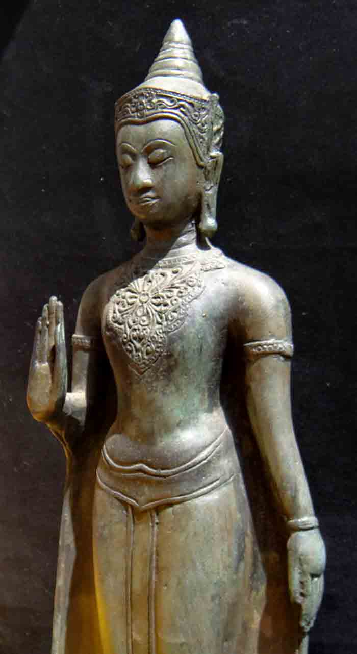 พระพุทธรูปปางห้ามญาติ ทรงเครื่อง เนื้อโลหะผิวสนิมเขียว ความสูง 20 นิ้ว หล่อองค์พระอย่างหนาฐานดินไทย 