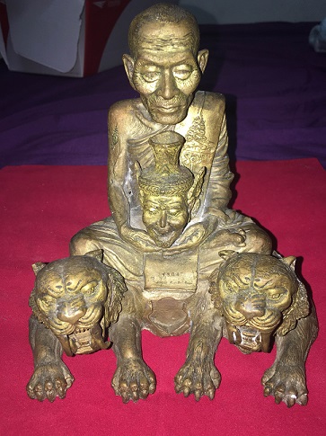 หลวงปู่กาหลงเขี้ยวแก้ว วัดเขาแหลม จ.สระแก้ว นั่งเสือ ขนาด 5นิ้ว