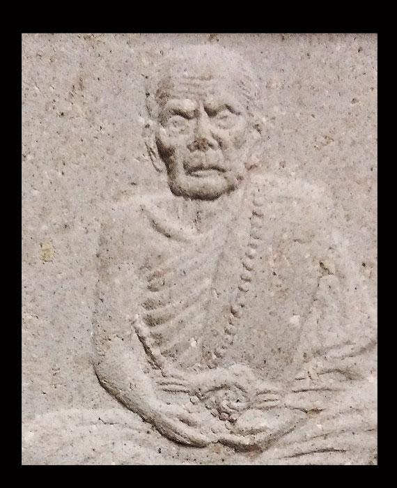 พระผงรูปเหมือนนั่งตั่ง รุ่นแรก หลวงปู่หมุน ปี๔๒ เนื้อแน่นๆ จมูกโด่งๆ สวย คมชัด ประคำเด่งทุกเม็ด