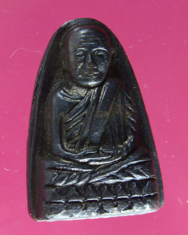 พระหลวงปู่ทวดวัดช้างให้ปี 08 เนื้อตะกั่วหลังรุ่น ๑ สภาพสวยเดิมผิวสีน้ำตาลดำเหลือบรุ้ง