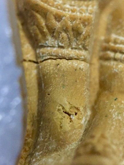 ยอดขุนพลหลวงพ่อสาคร ปี 52 ตะกรุดเงิน ฝังพลอยเม็ดใหญ่ จนพระมีรอยแตกจากการฝังตะกรุดและพลอย