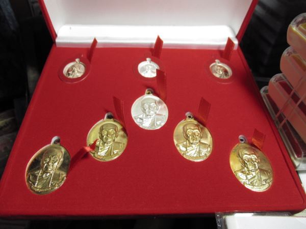 เหรียญห่วงเชื่อมหลวงปู่คำบุ รุ่นธรณีสงฆ์มหาลาภ....ชุดกรรมการ....รับพระ 8 เหรียญ....ครับ