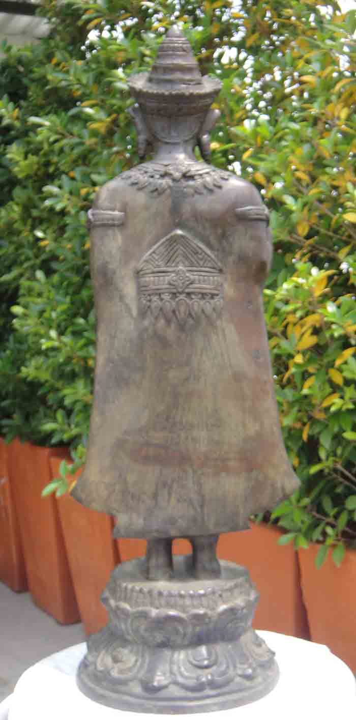 พระพุทธรูปทรงเครื่อง ปางห้ามสมุทร ยืนแสดงปางประทานอภัยทั้งสองพระหัตถ์ เนื้อโลหะผิวสนิมเขียว ศิลปะเขม