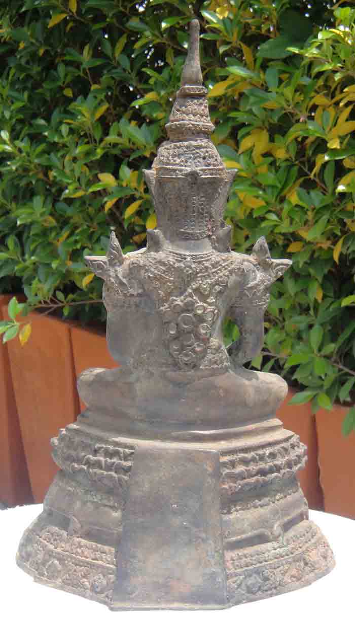 พระพุทธรูปทรงเครื่องพระมหาจักรพรรดิ ศิลปะแบบอยุธยาตอนปลายเนื้อโลหะเก่า ขนาดหน้าตักกว้าง 4.5 นิ้ว ฐาน